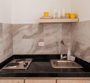 a kitchen counter with a sink and a stove at Suite de lujo en San Gil in San Gil