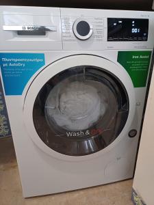 eine Waschmaschine mit Waschmaschine im Zimmer in der Unterkunft Acropolis view in Lycabettus in Athen