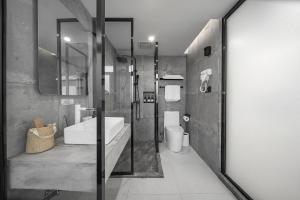 Ένα μπάνιο στο 鼓浪屿吕舍民宿