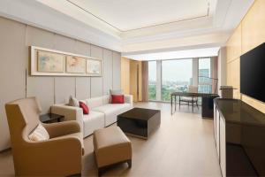 TV a/nebo společenská místnost v ubytování Shanghai Marriott Hotel Parkview
