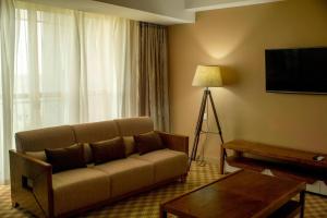 TV a/nebo společenská místnost v ubytování Protea Hotel by Marriott Entebbe