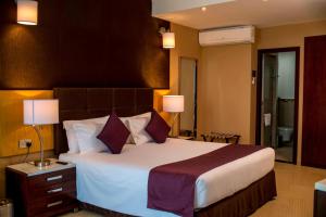 Postel nebo postele na pokoji v ubytování Protea Hotel by Marriott Entebbe