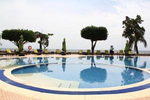 Bazén v ubytování Protea Hotel by Marriott Entebbe nebo v jeho okolí