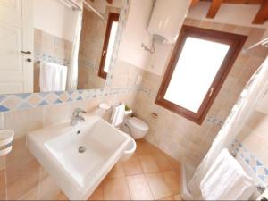 Un baño de Apartments with shared pool Vignola Mare Aglientu