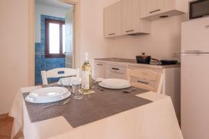 Una cocina o zona de cocina en Apartments with shared pool Vignola Mare Aglientu