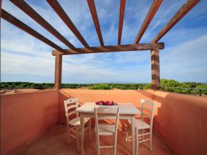 Un balcón o terraza de Apartments with shared pool Vignola Mare Aglientu
