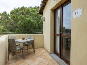 Un balcón o terraza de Apartments with shared pool Vignola Mare Aglientu