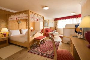 Ένα ή περισσότερα κρεβάτια σε δωμάτιο στο Hotel Sassongher
