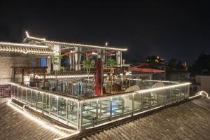 un restaurant avec des lumières devant un bâtiment dans l'établissement Dali Classical Rosewood Boutique Inn, à Dali