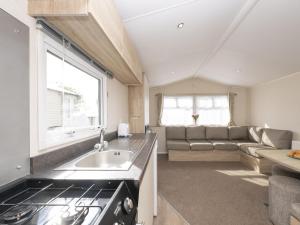 Dapur atau dapur kecil di Sunset Caravan by Belvilla