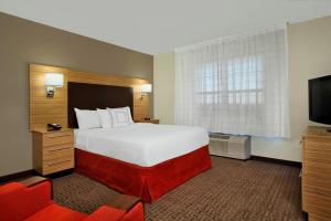 Giường trong phòng chung tại TownePlace Suites Fort Worth Southwest TCU Area +23 ảnh