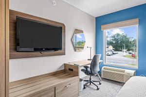 TV a/nebo společenská místnost v ubytování Holiday Inn Express & Suites Carneys Point - Pennsville by IHG