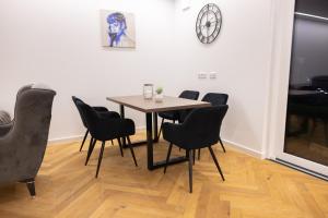 ein Esszimmer mit Tisch und Stühlen in der Unterkunft Neubau Apartment mit Kamin und Terrasse in Premium Lage Parkplatz inklusive in Bielefeld