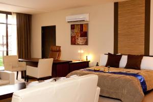 Postel nebo postele na pokoji v ubytování Protea Hotel by Marriott Kampala