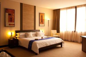 Postel nebo postele na pokoji v ubytování Protea Hotel by Marriott Kampala