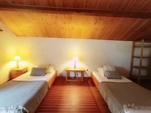 Habitación con 2 camas y mesa con lámparas. en Maison familiale près plage St Brevin, animaux admis, parking privé - FR-1-364-40, en Saint-Brevin-les-Pins