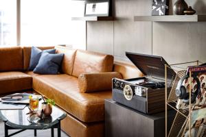 Posezení v ubytování JW Marriott Edmonton ICE District