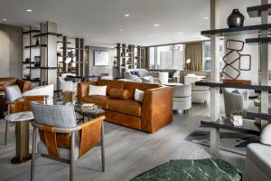 Posezení v ubytování JW Marriott Edmonton ICE District