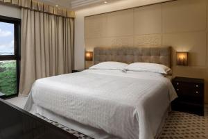 Katil atau katil-katil dalam bilik di Sheraton Lagos Hotel