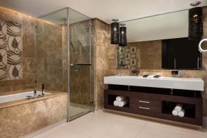 Bilik mandi di Sheraton Lagos Hotel