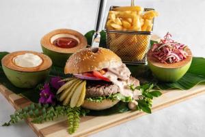 Makanan di atau berdekatan hotel
