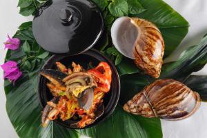 Makanan di atau berdekatan hotel