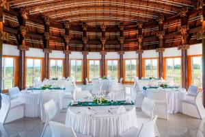 Restaurace v ubytování Sheraton Samoa Beach Resort + 37 fotografií