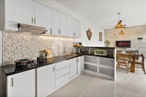 Η κουζίνα ή μικρή κουζίνα στο Cavara Villa by Kozystay - Ungasan