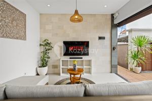 Μια τηλεόραση ή/και κέντρο ψυχαγωγίας στο Cavara Villa by Kozystay - Ungasan