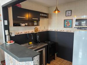 サクアレマにあるSUITES VISTA MAR AZULのシンクとコンロのあるキッチン