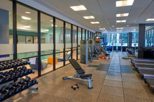 Ein Büro mit einem Fitnessstudio, das über viele Geräte verfügt. in der Unterkunft Ottawa Marriott Hotel in Ottawa