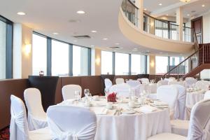 ein Esszimmer mit weißen Tischen und weißen Stühlen in der Unterkunft Ottawa Marriott Hotel in Ottawa