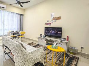 TV a/nebo společenská místnost v ubytování Serdang, 1-6pax, Near MRT, Near Pavilion
