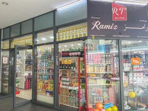 Supermarket nebo jiné obchody v  apartmánu nebo okolí