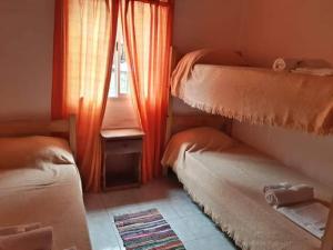 a room with two bunk beds and a window at Cabañas Cuñas del Trapiche in Trapiche