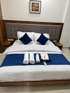 Postel nebo postele na pokoji v ubytování Luna Spaces- Near Mumbai International Airport