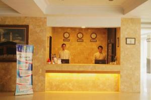 Μέλη του προσωπικού του Sultan Hotel Banda Aceh