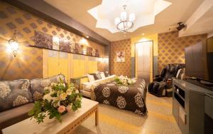 a living room with a couch and a tv at イスパニア花園 in Fukaya