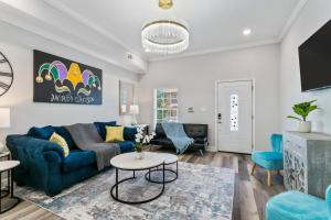 ニューオーリンズにあるFIVE Bathrooms with FIVE Bedrooms and Stylishの青いソファとテーブルのあるリビングルーム