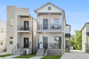 ニューオーリンズにあるFIVE Bathrooms with FIVE Bedrooms and Stylishの大きな白い家
