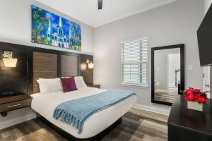 ニューオーリンズにあるFIVE Bathrooms with FIVE Bedrooms and Stylishの青い毛布が掛けられた大きなベッドのある寝室