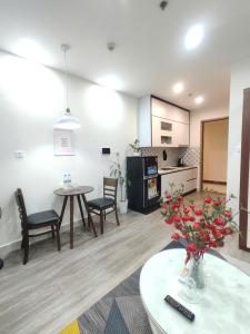 a living room with a table and a kitchen at Vinhomes Smart City - Vinsmart Tây Mỗ - Homestay - Alo Homestay in Phú Thú