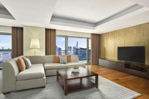 TV a/nebo společenská místnost v ubytování JW Marriott Hotel and Suites Saigon
