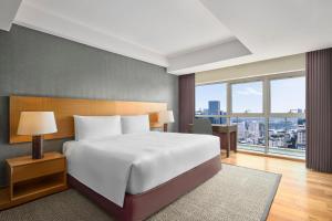 Postel nebo postele na pokoji v ubytování JW Marriott Hotel and Suites Saigon