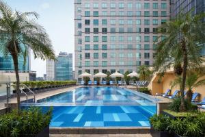 Bazén v ubytování JW Marriott Hotel and Suites Saigon nebo v jeho okolí