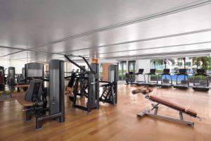 Fitness centrum a/nebo fitness zařízení v ubytování JW Marriott Hotel and Suites Saigon