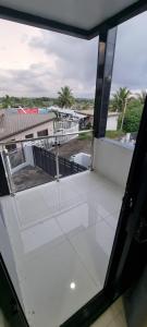 Balkón nebo terasa v ubytování Shanis Luxurious Home