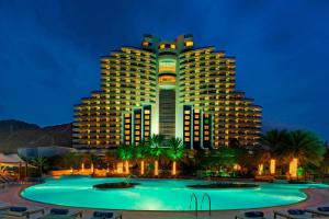 Bazén v ubytování Le Meridien Al Aqah Beach Resort nebo v jeho okolí