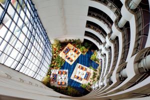 Bazén v ubytování Le Meridien Al Aqah Beach Resort nebo v jeho okolí