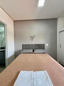 una camera da letto con un letto grande in una stanza di Studio Westfit maior espaço a Mossoró